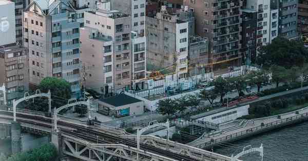 额头川字纹不在中间女人,印堂有川字纹女人命苦吗